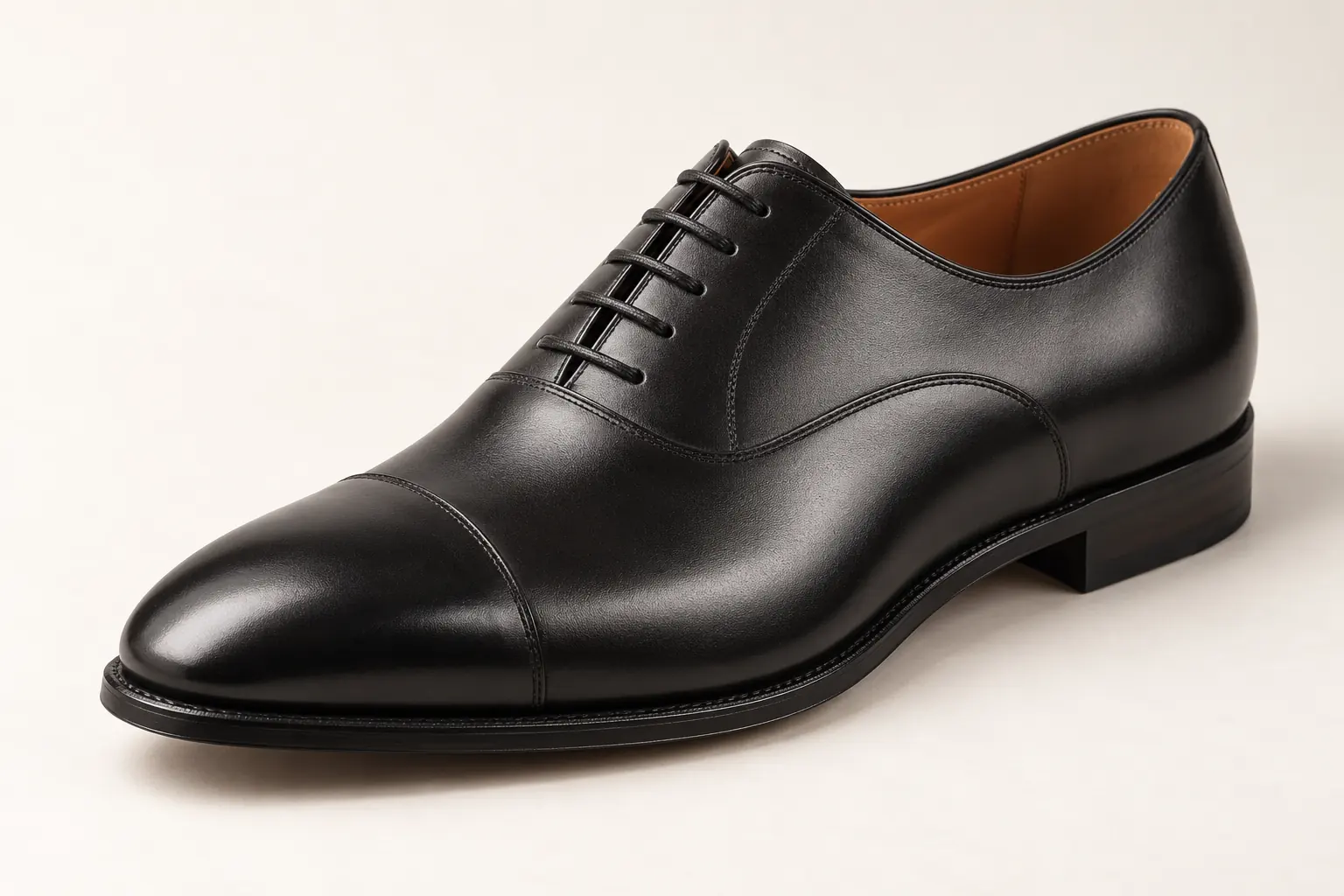 Illustration générée par IA d'une chaussure Oxford noire à bout rapporté