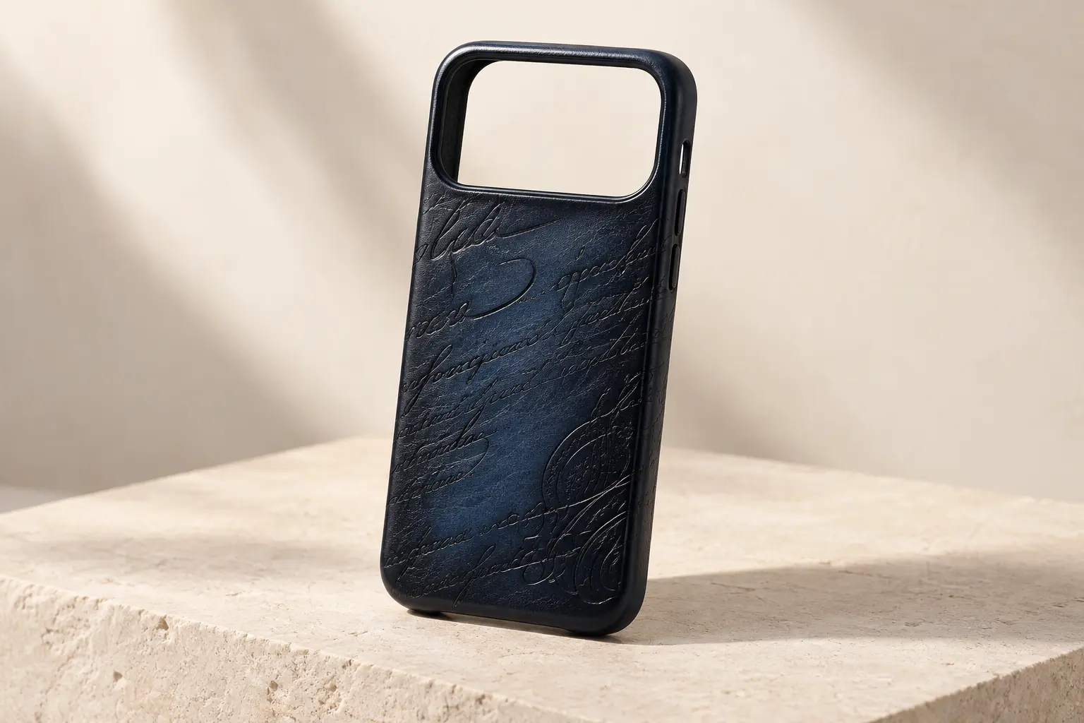 Berluti iPhone 17 प्रो मैक्स केस का AI चित्रण — वेनेज़िया काल्फ लेदर