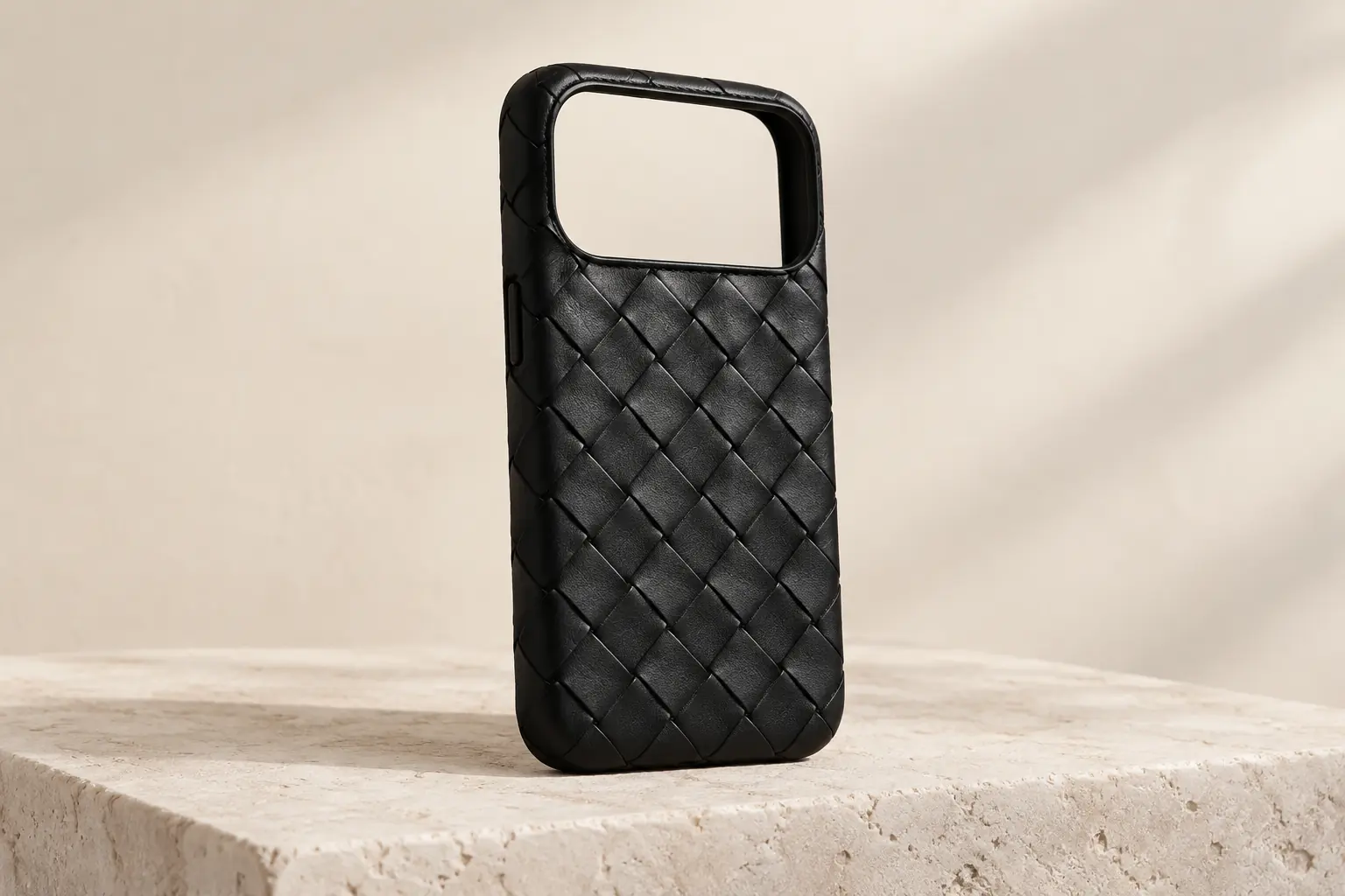 Bottega Veneta Intrecciato iPhone 17 प्रो केस का AI चित्रण